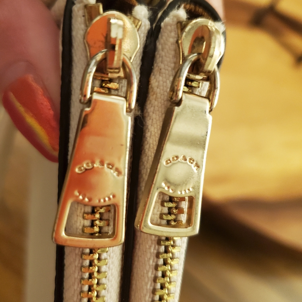 COACH CLUTCH IN EXCELLENT LIKE NEW CONDITION! - Picture 10 of 10